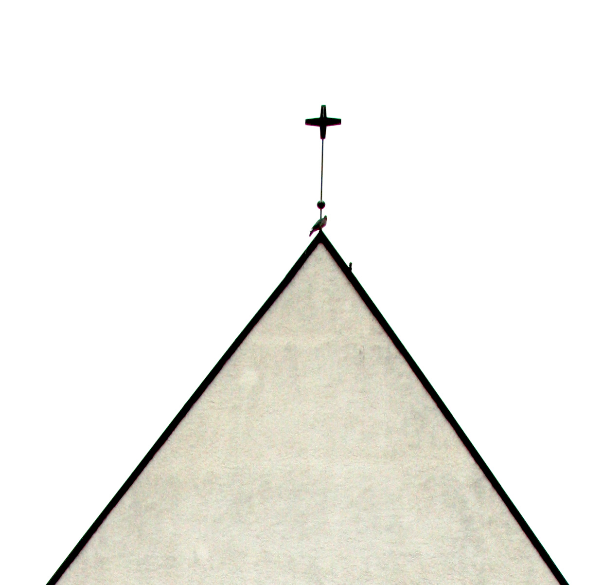 vit, putsad kyrkgavel med kors