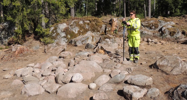 Kvinna som står med mätinstrument