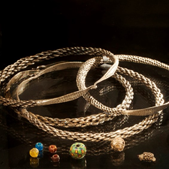 Silverringar och smyckespärlor i olika färger
