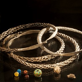 Silverringar och smyckespärlor i olika färger