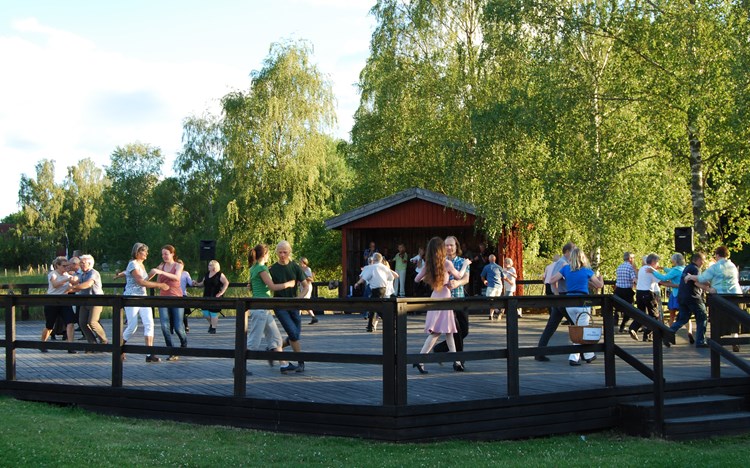 Kvällsöppet med gammaldans/Open late with traditional dancing