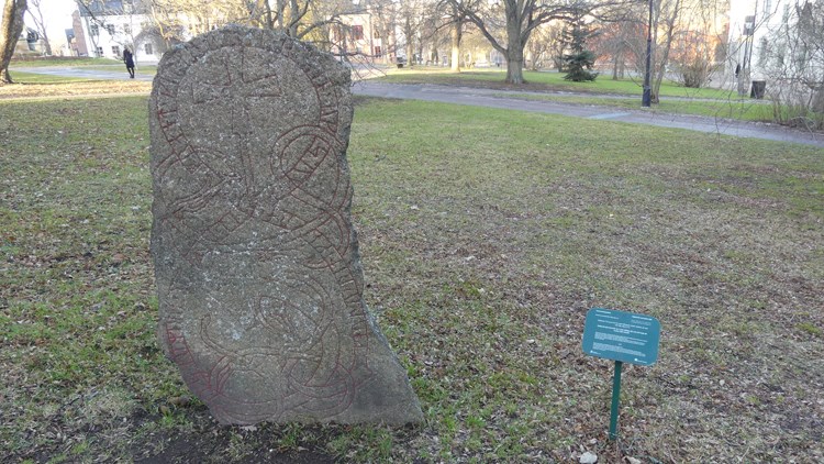 Runstenarna i Universitetsparken - Berättelsen om brobyggerskan Gullögs runsten