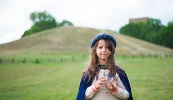 Flicka framför östhögen