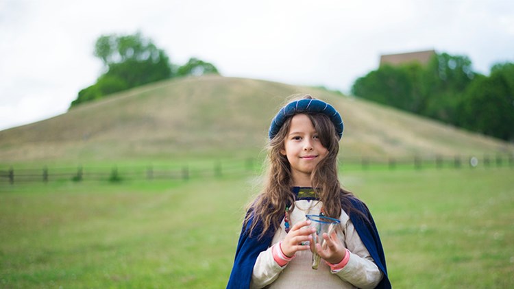 Flicka framför östhögen