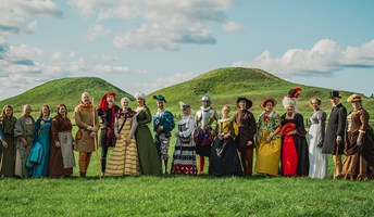 Gruppbild med historiska dräkter