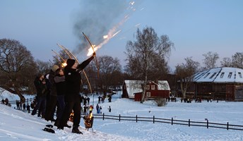 Pilbågsskyttar skjuter brinnande pilar i ett snöigt landskap