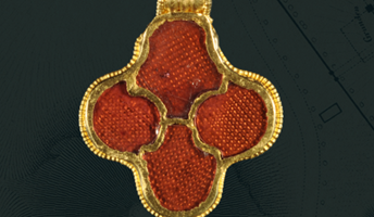 Hänge i guld med granater