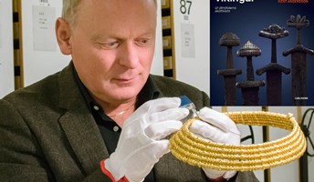 Kent Andersson med guldhalskrage i handen 