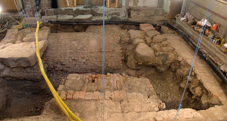 Under domkyrkans golv fanns en tegelvälvd källare och en gravkammare i tegel.