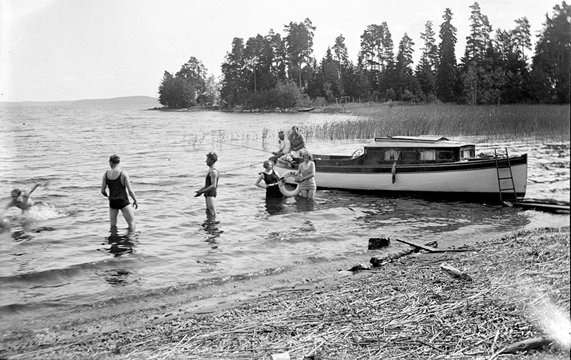 Familjen Jansson och Krantz ute med Yngve Janssons båt, Uppland omkring 1930