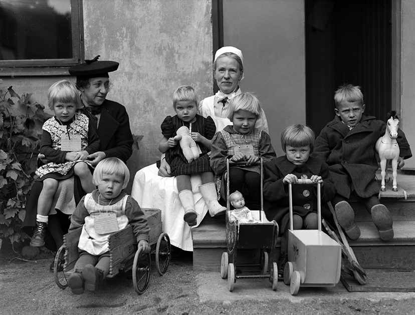 Karelska flyktingbarn på gården till Samariterhemmets praktiska skola, Bäverns gränd, Uppsala september 1941